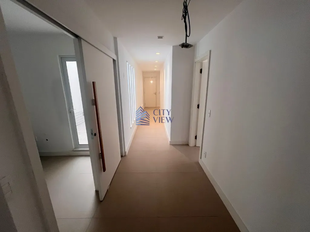 4-bedroom apartment with 5 bathrooms and a balcony — photo 8