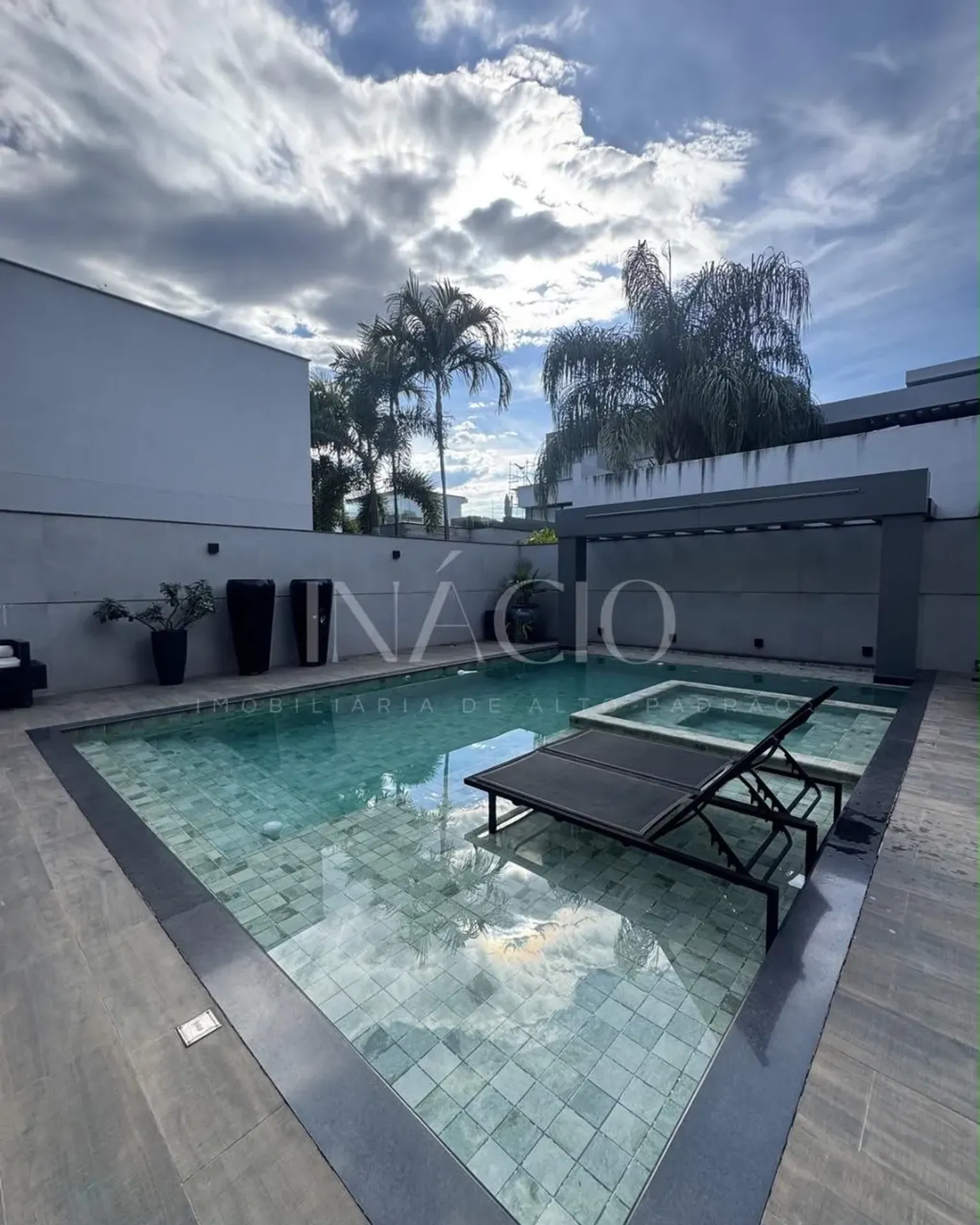 Furnished house, 600 m², with floor-to-ceiling windows — photo 13