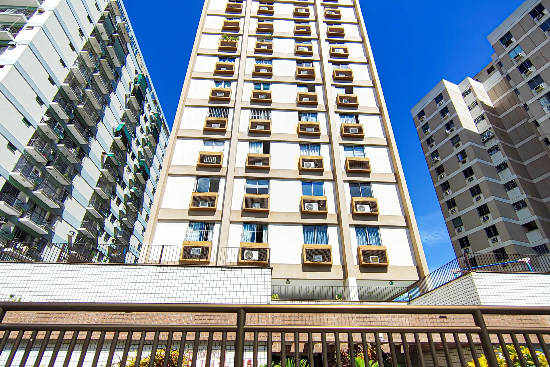 3-bedroom apartment in a building with a gym — photo 10