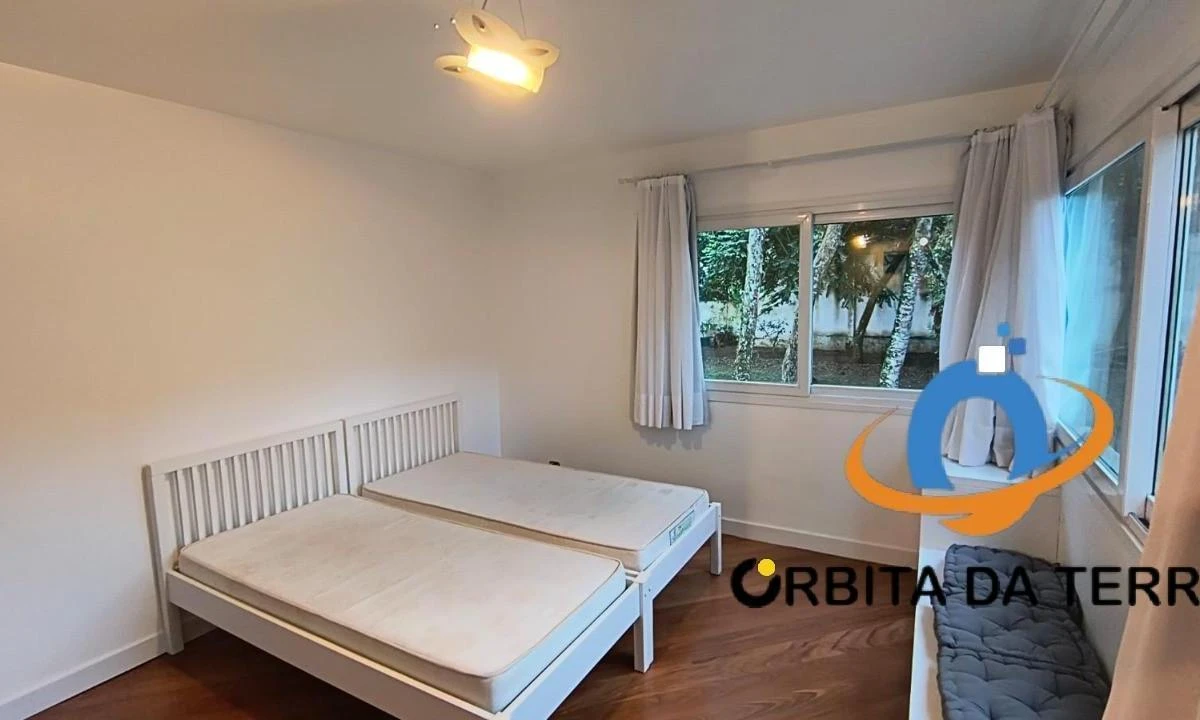 5-bedroom house with a bathtub in Curitiba — photo 3
