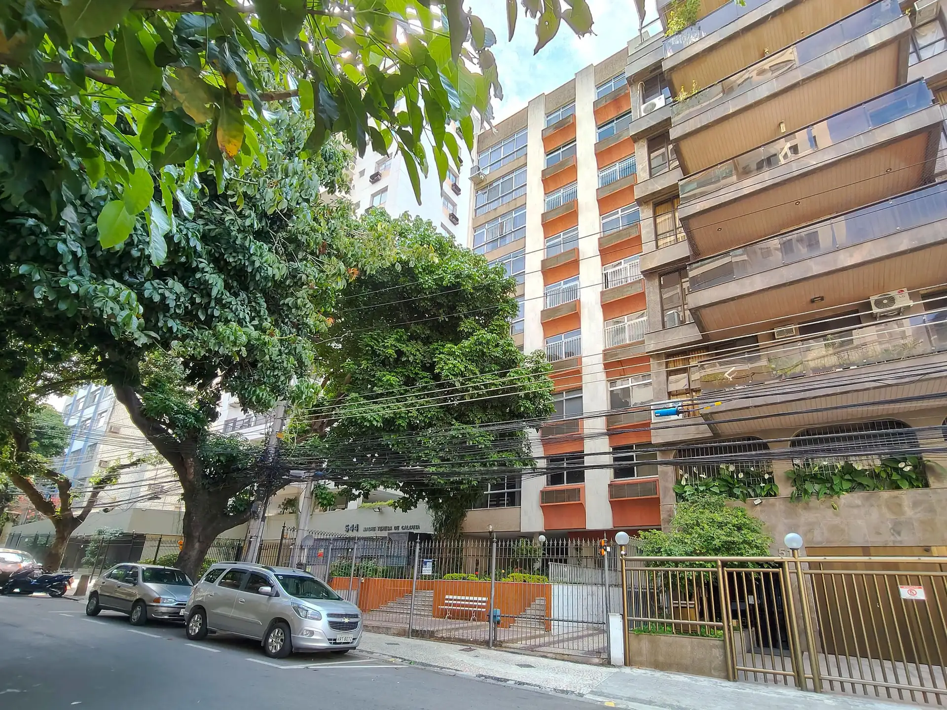 Balcony with a grill in a 3-bedroom apartment, 135 m² — photo 62