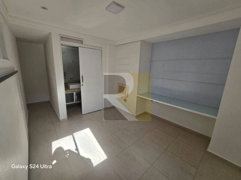 Furnished apartment, 250 m², with a glass-enclosed balcony — photo 13