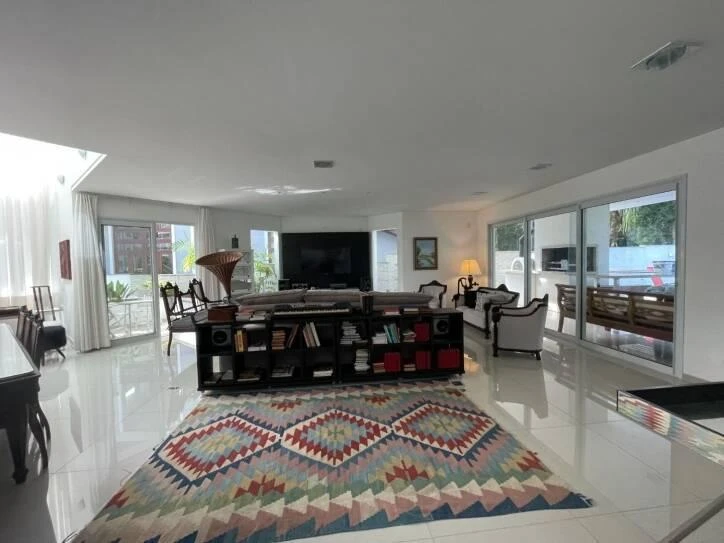 Ventanales de piso a techo y 4 dormitorios: casa de 400 m² — photo 36