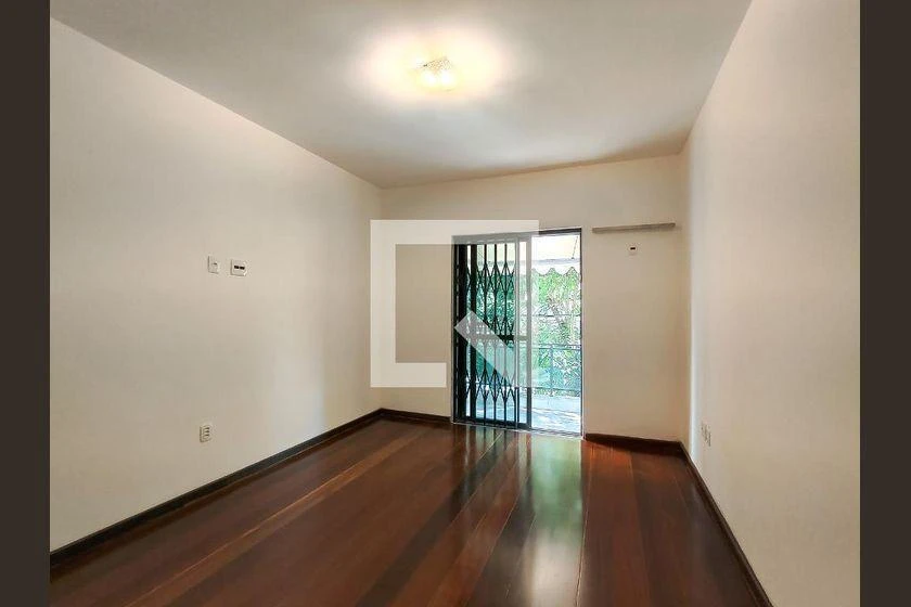 Rental house with 5 bedrooms and a balcony — photo 15