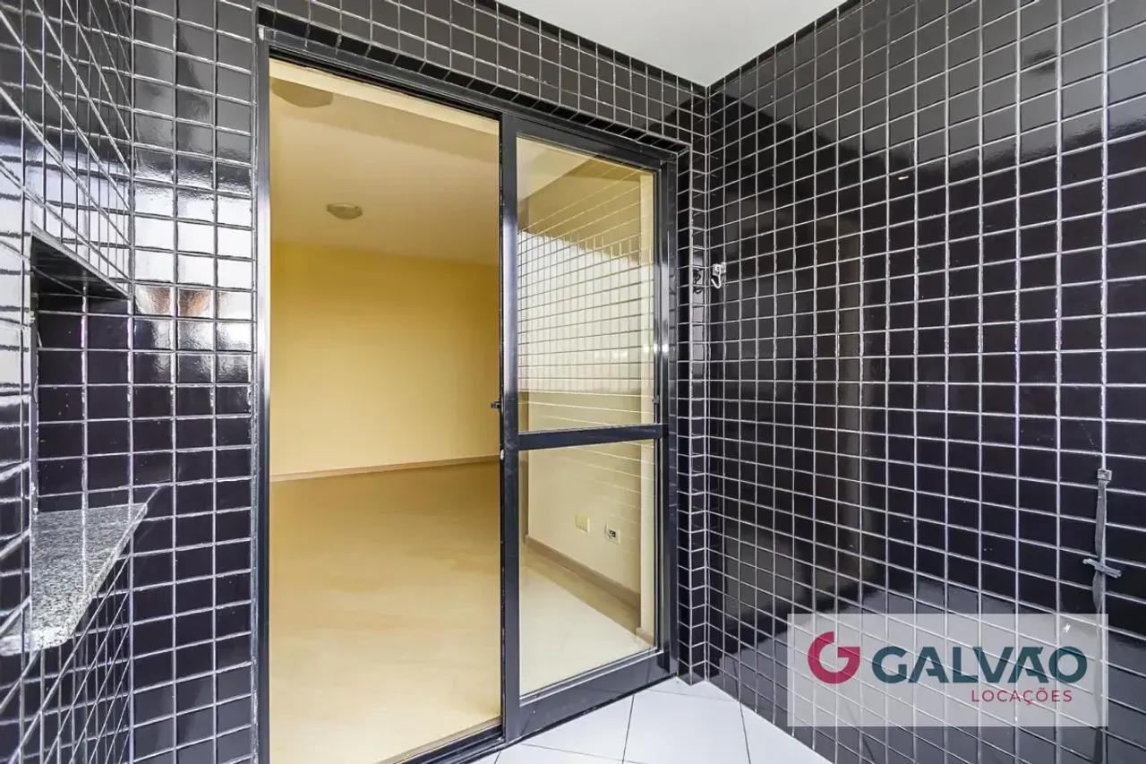 Balcony with a grill in a 3-bedroom apartment, 87 m² — photo 9