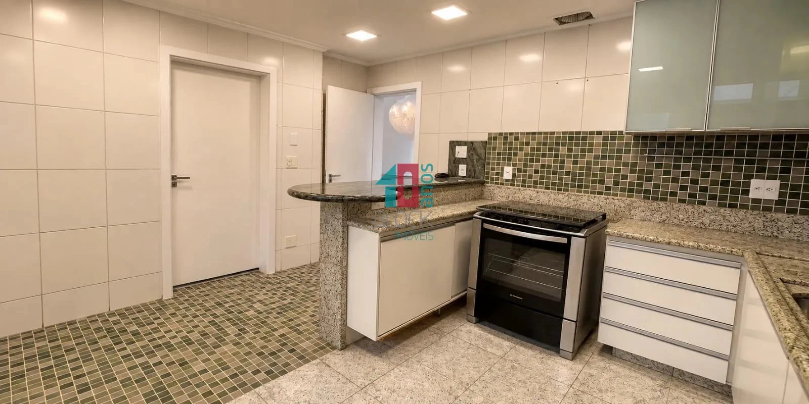 Casa triplex com 4 quartos e 3 suítes e cozinha fechada — photo 6