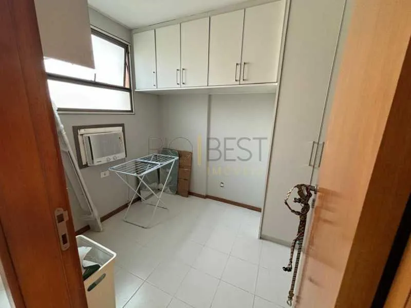 Furnished 4-bedroom apartment with a glassed-in balcony — photo 25