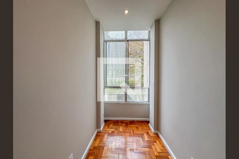 One-bedroom apartment with wood or laminate floors — photo 21
