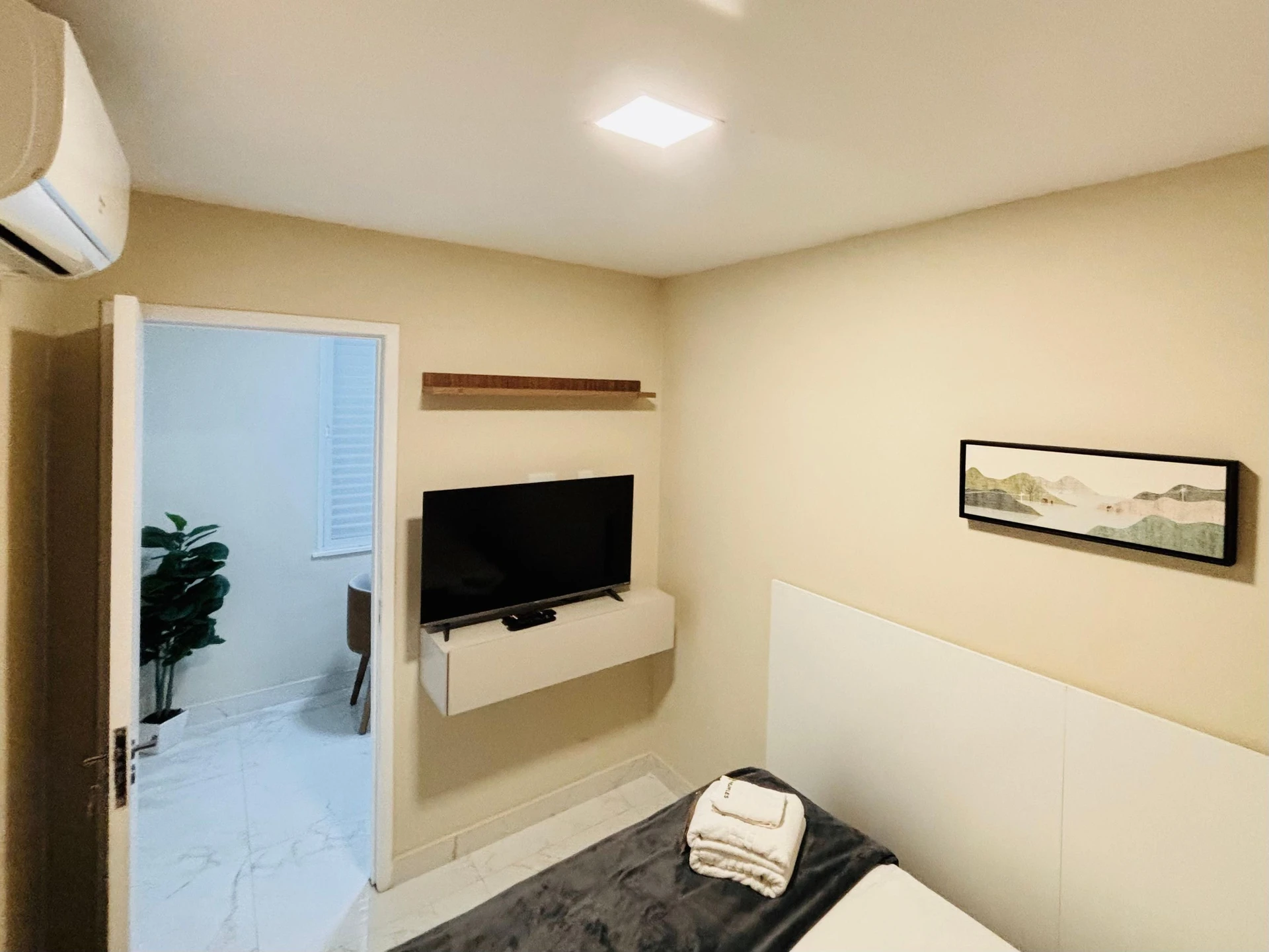 Furnished 1-bedroom apartment with a closed kitchen — photo 3