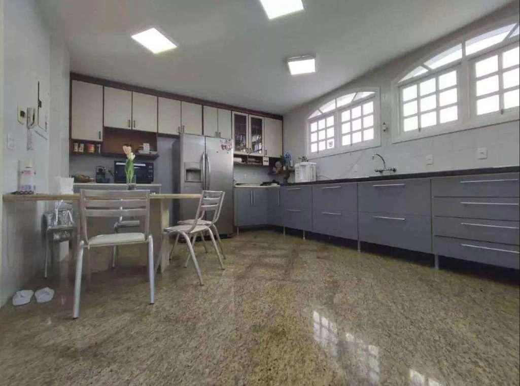 Rental house with 4 en-suite bedrooms and 550 m² — photo 2
