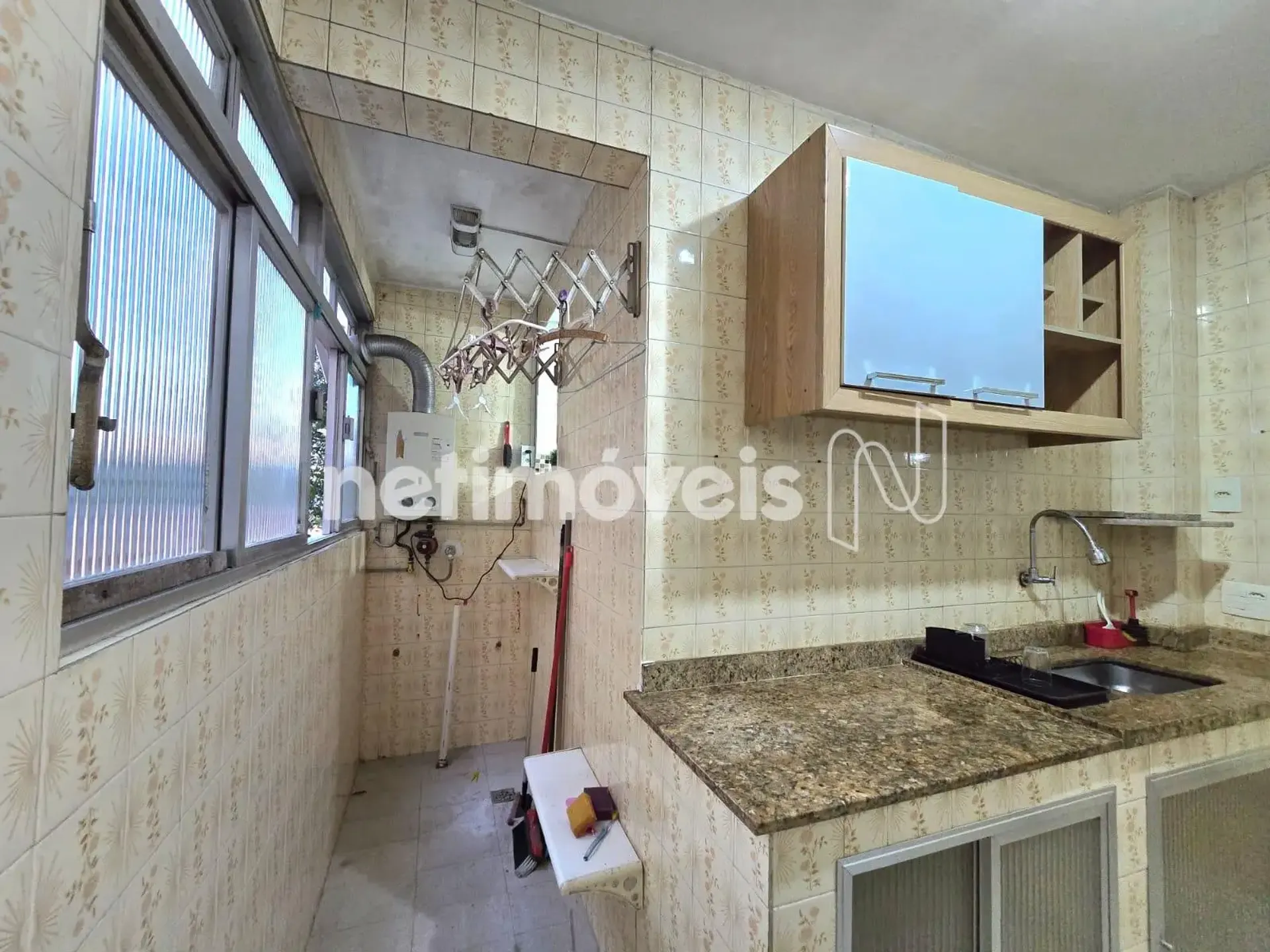 3-bedroom apartment with wood or laminate floors — photo 13