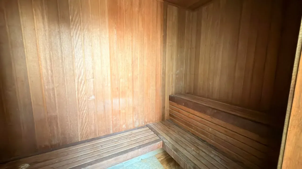 575 m² apartment with 5 en-suite bedrooms and glass balcony — photo 54