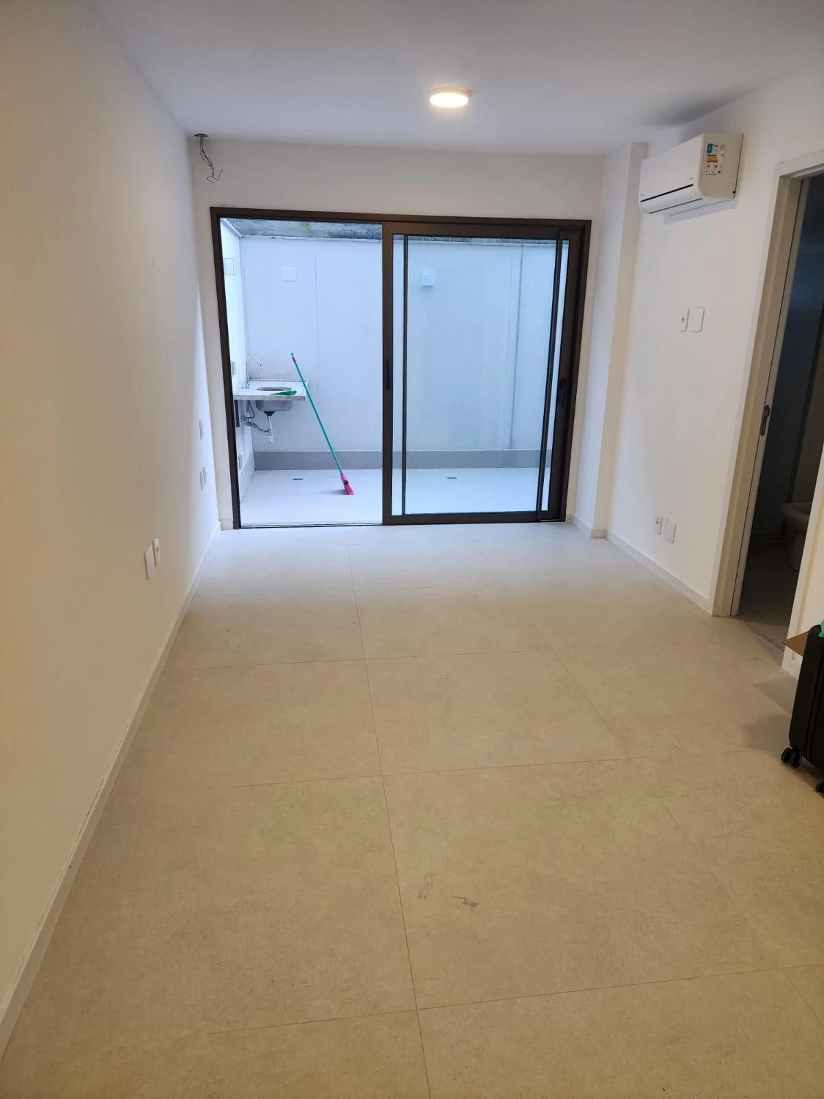 Unfurnished studio with open-plan kitchen and air conditioning — photo 7