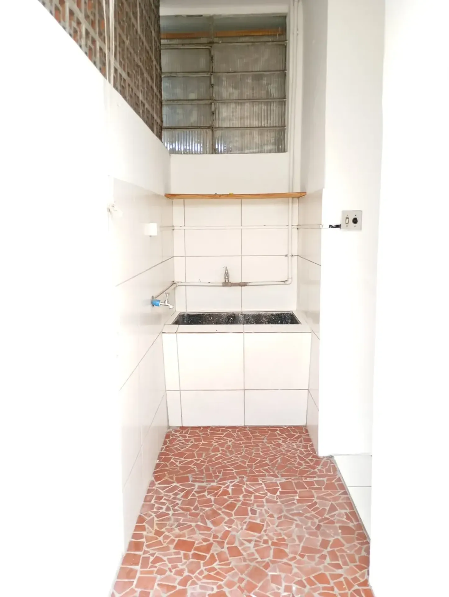 Wood or laminate floors in a 4-bedroom apartment, 110 m² — photo 19