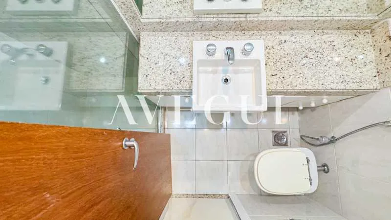 197 m² apartment with 4 bedrooms and a glass balcony — photo 12