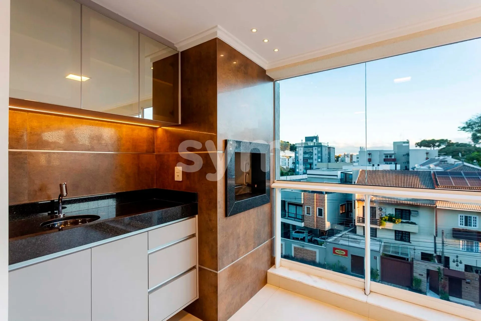 256 m² apartment with 3 en-suite bedrooms and enclosed balcony — photo 9