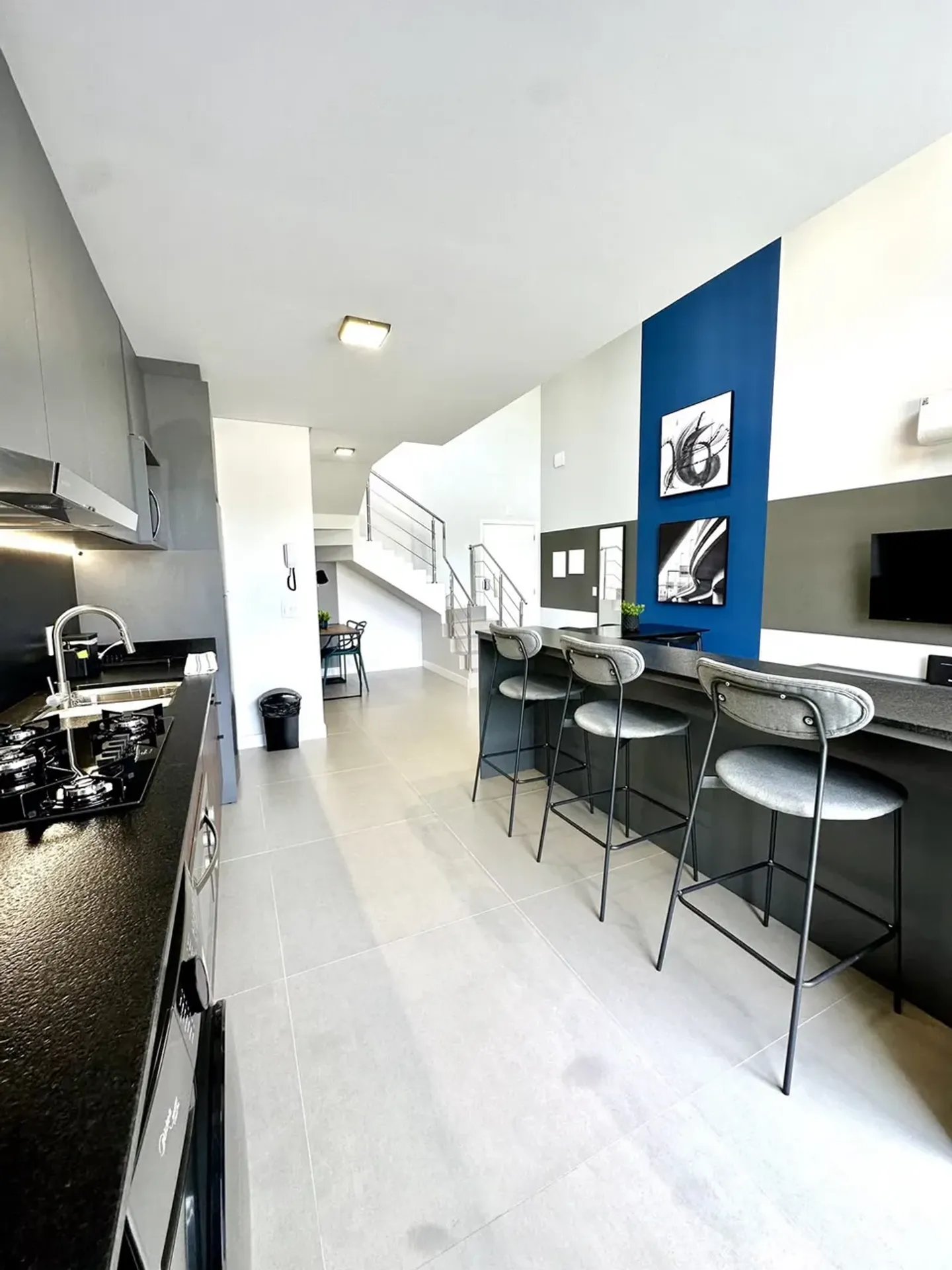 One-bedroom apartment with floor-to-ceiling windows — photo 12
