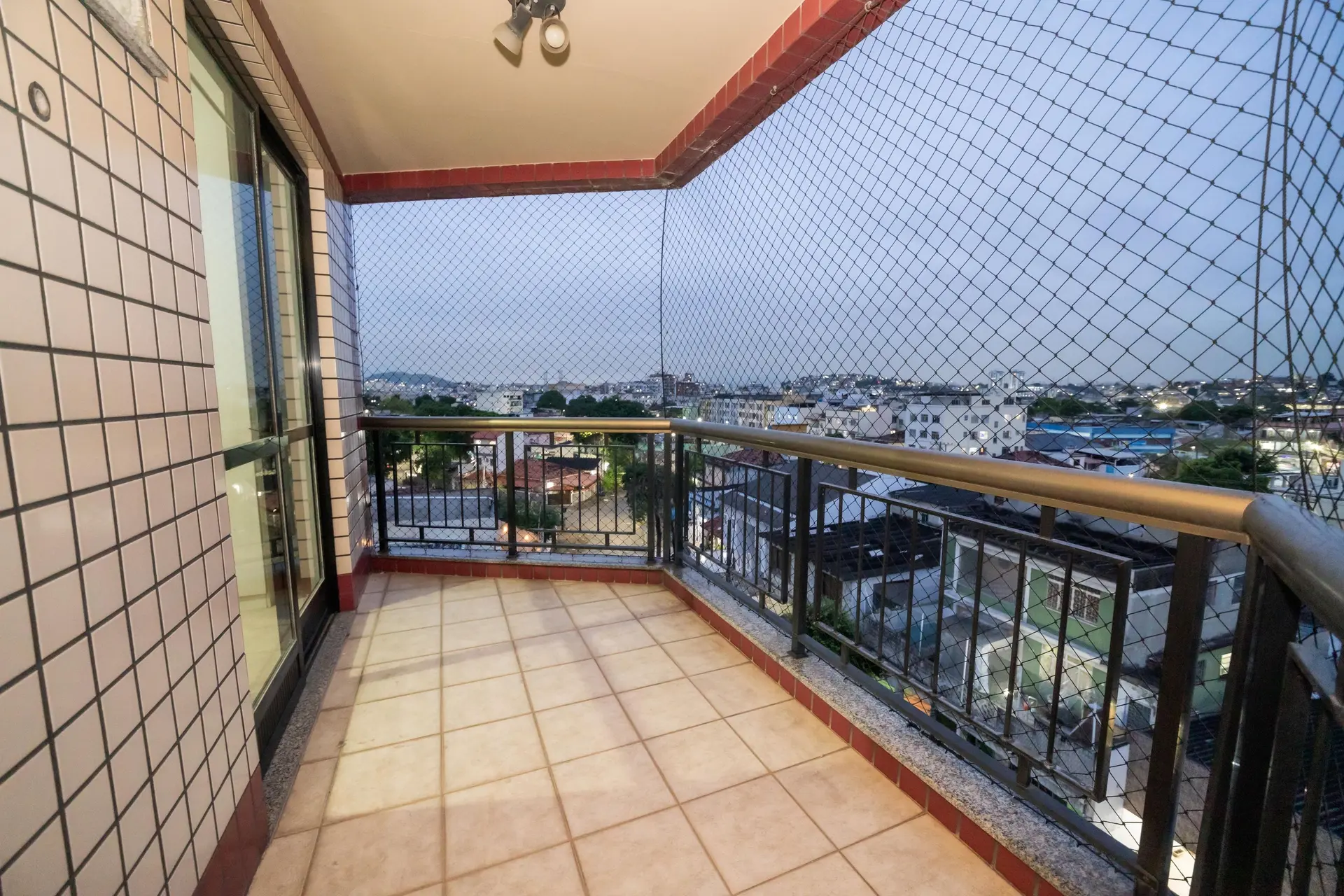 Glass-enclosed balcony in a 4-bedroom apartment, 110 m² — photo 6