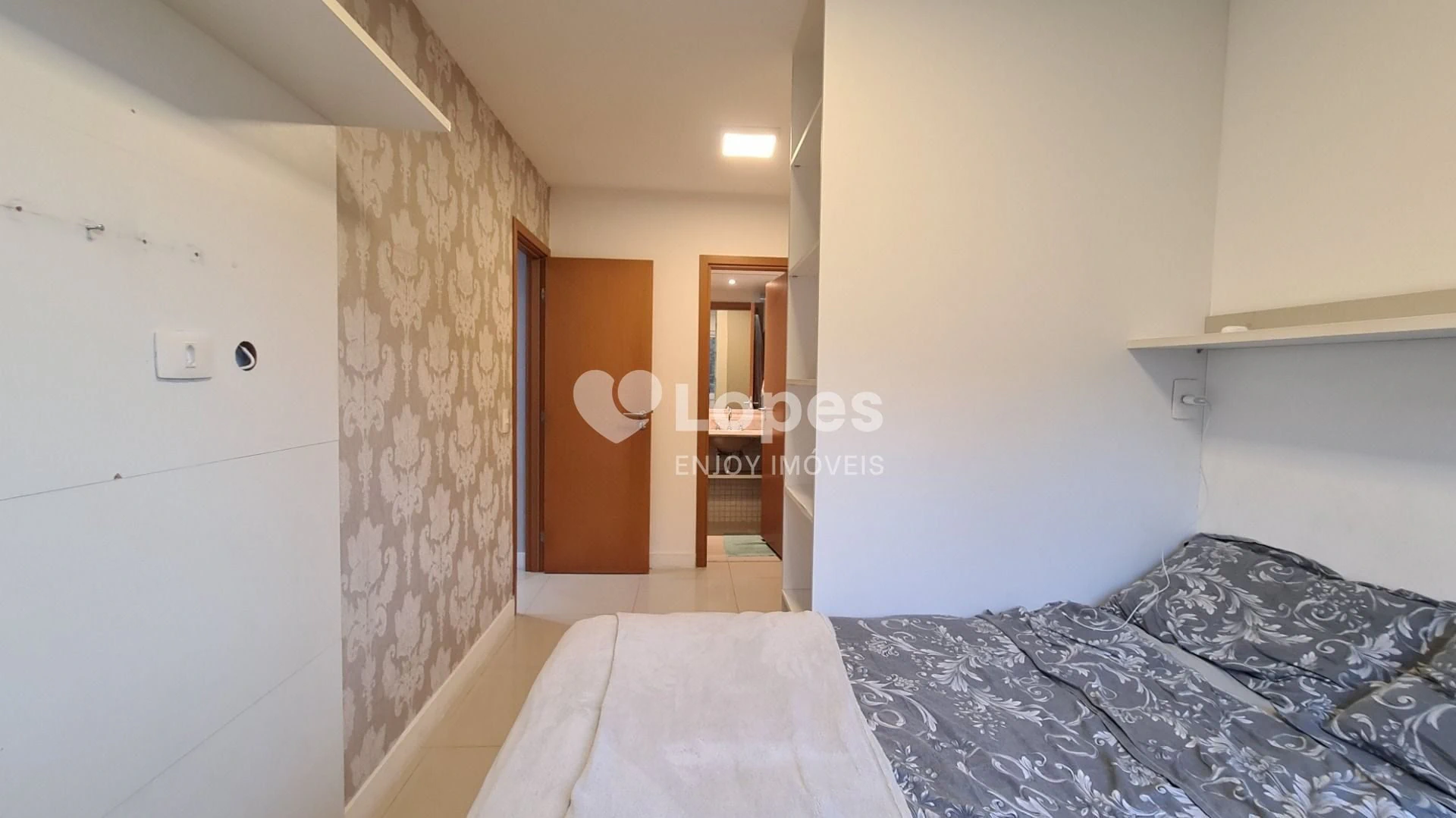 Furnished 2-bedroom apartment with a desk and 71 m² — photo 11