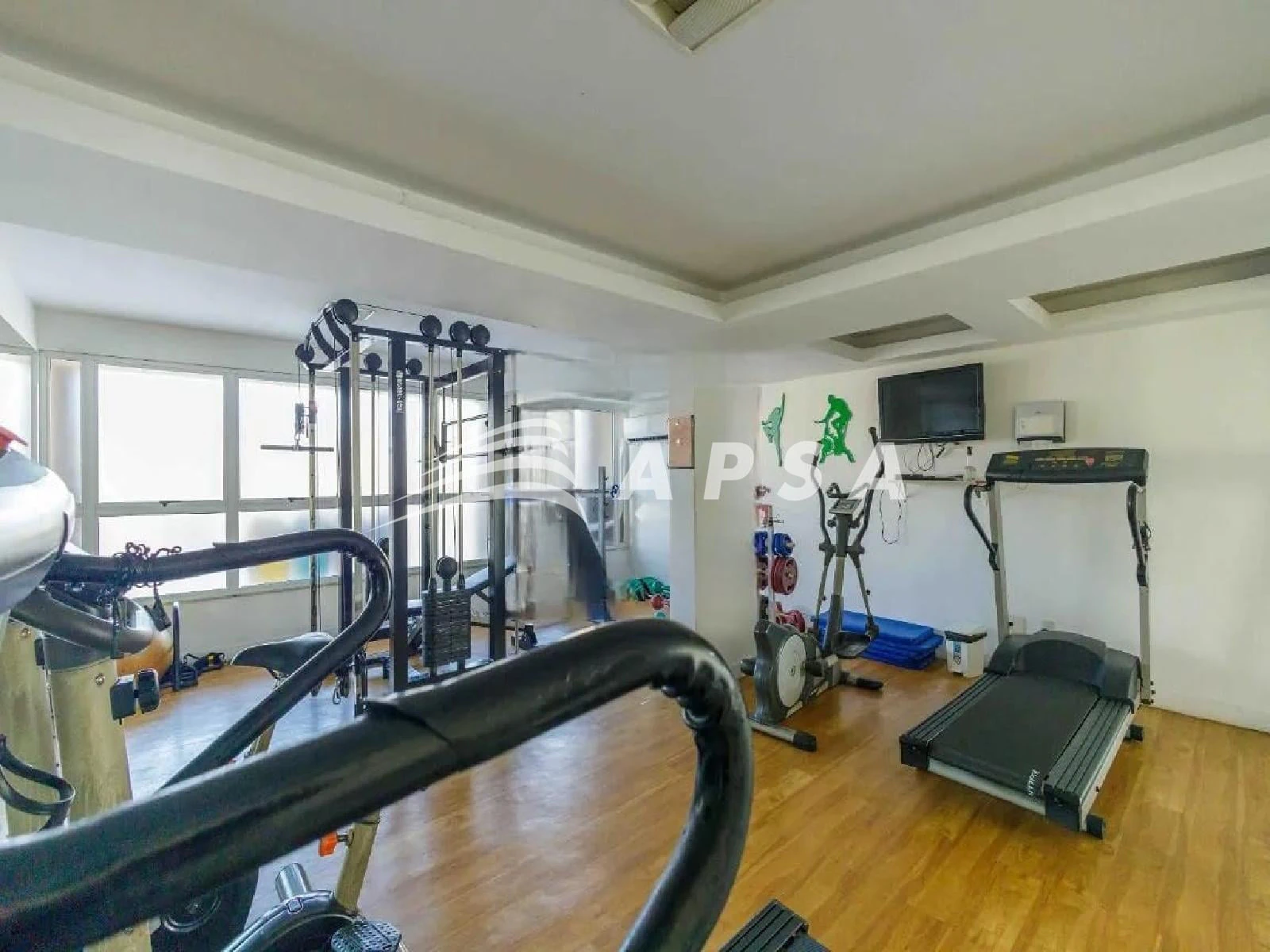 3-bedroom apartment with a glass-enclosed balcony — photo 12