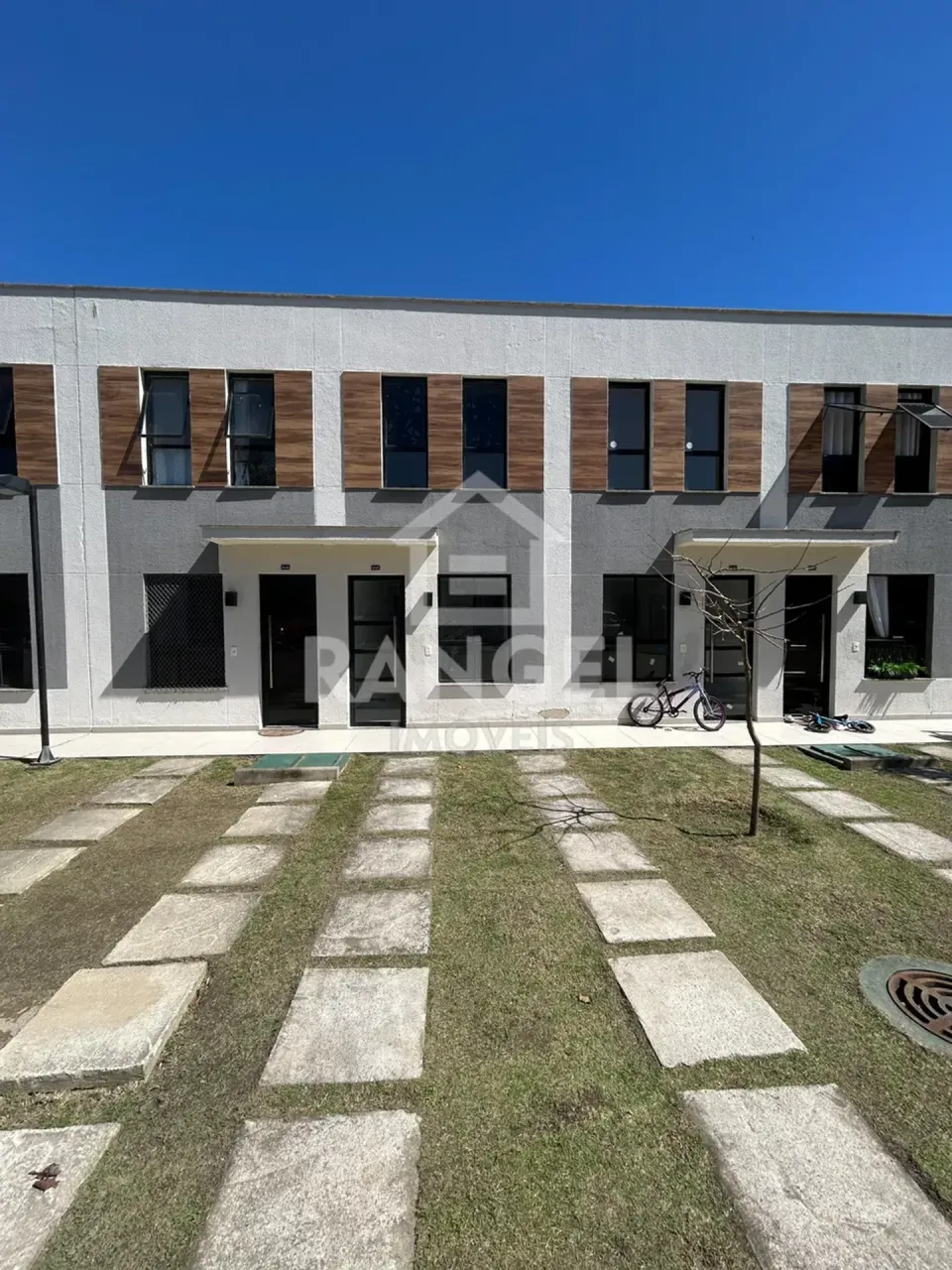 House with 2 bedrooms and 2 bathrooms, includes parking — photo 4