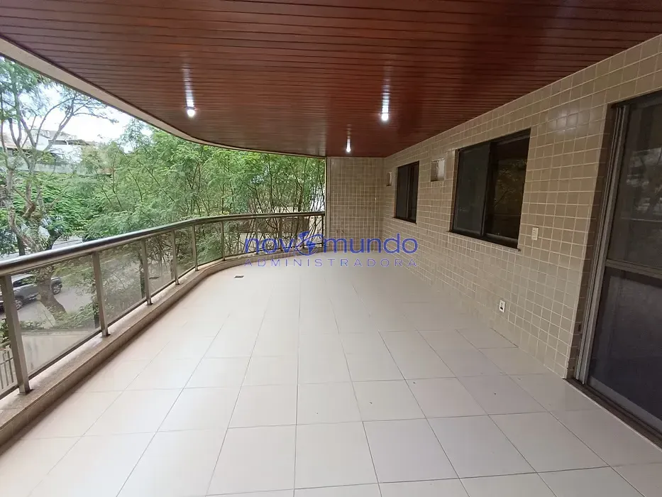 Wood or laminate floors in a 3-bedroom apartment, 105 m² — photo 17