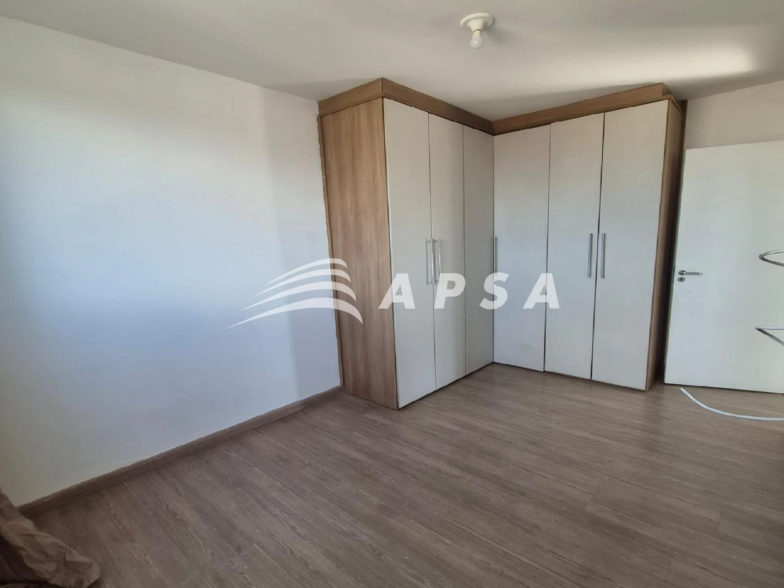 Apartamento de 2 quartos com piso de madeira ou laminado — photo 12