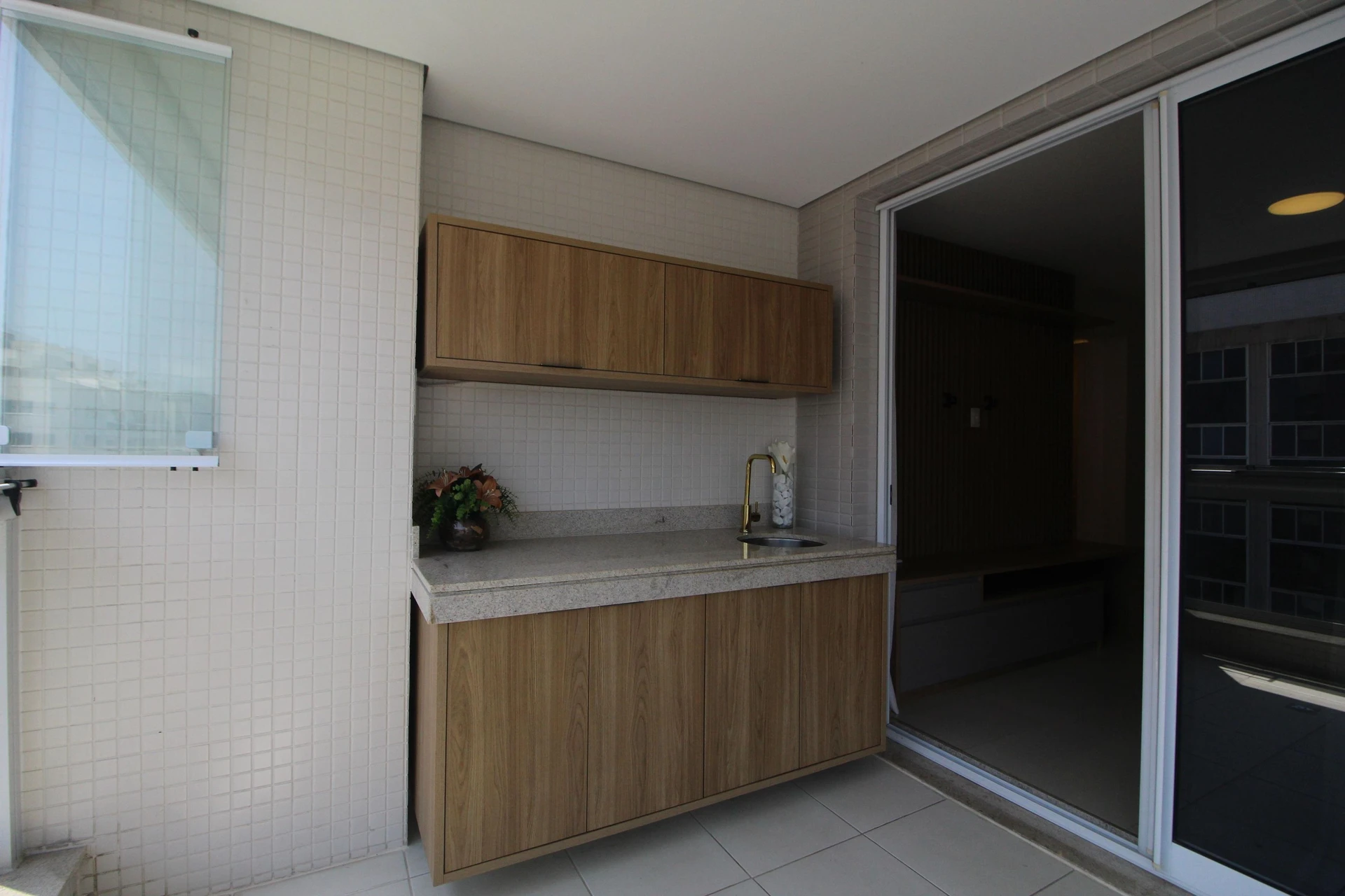 Balcony with a grill in a 2-bedroom apartment, 90 m² — photo 20