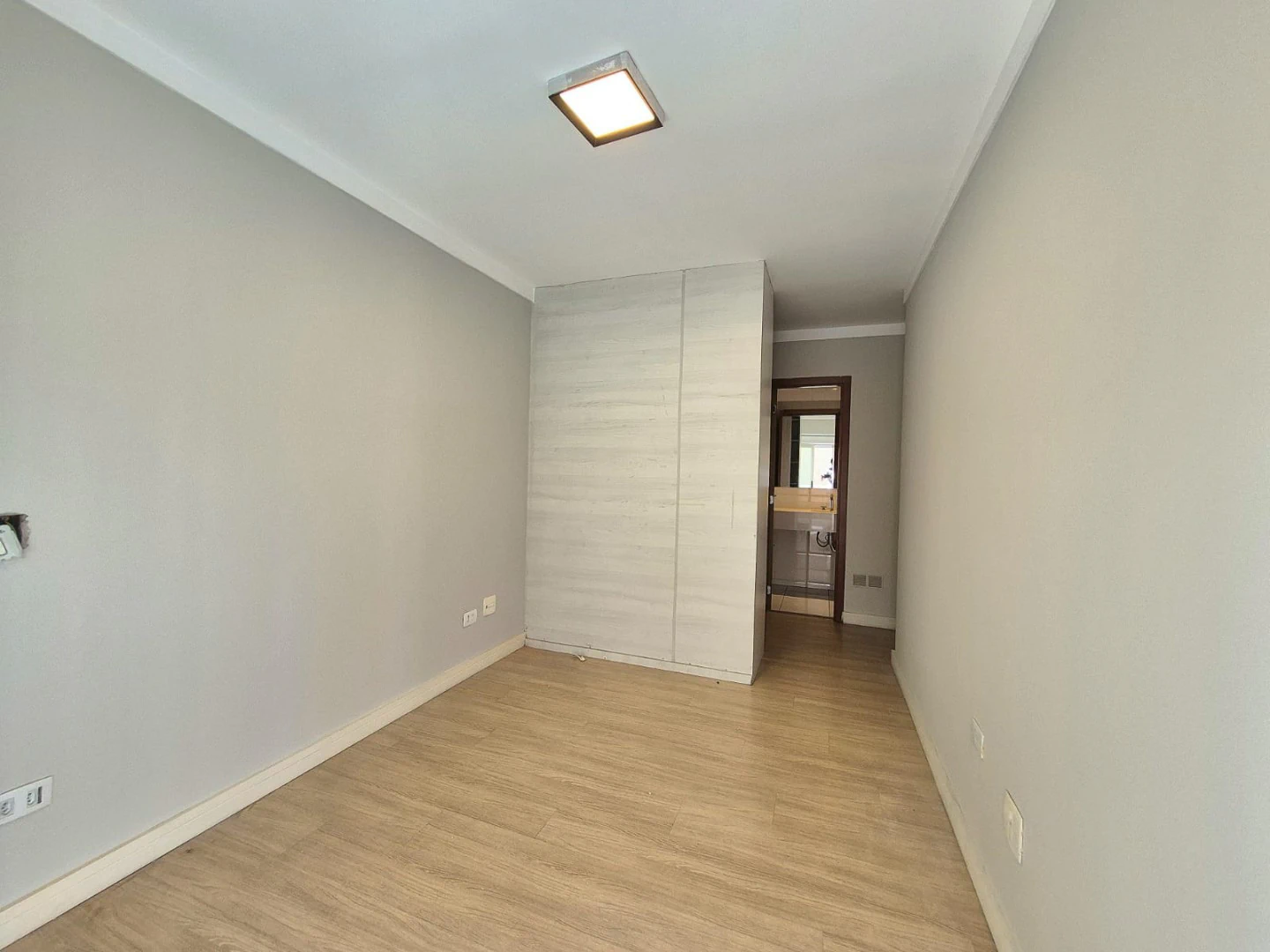 Apartment, 90 m², with wood or laminate floors — photo 25