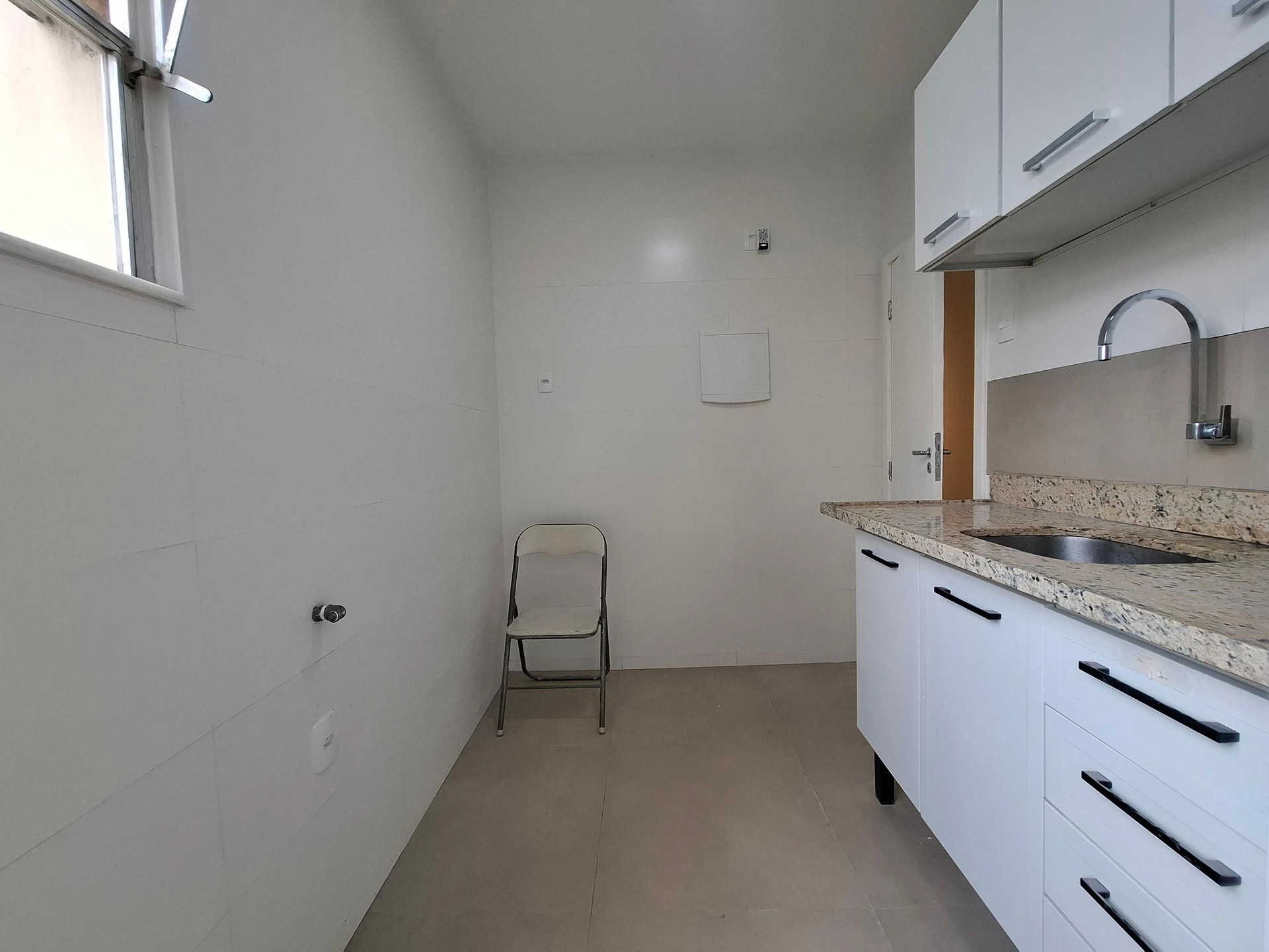 One-bedroom apartment with wood or laminate floors — photo 11