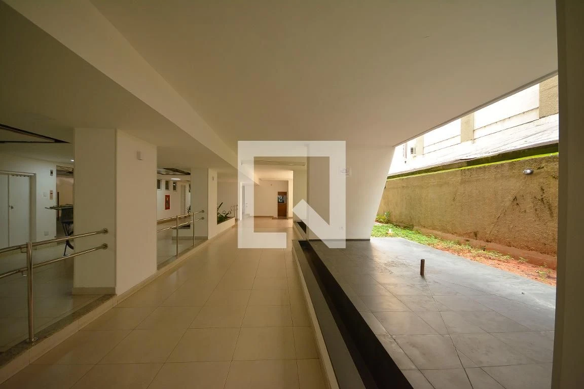 Apartamento sem mobília com vista da janela e 1 quarto — photo 10