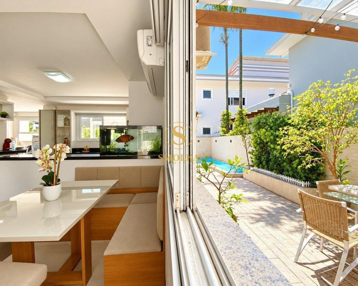 3-bedroom house with a walk-in closet in Florianópolis — photo 2