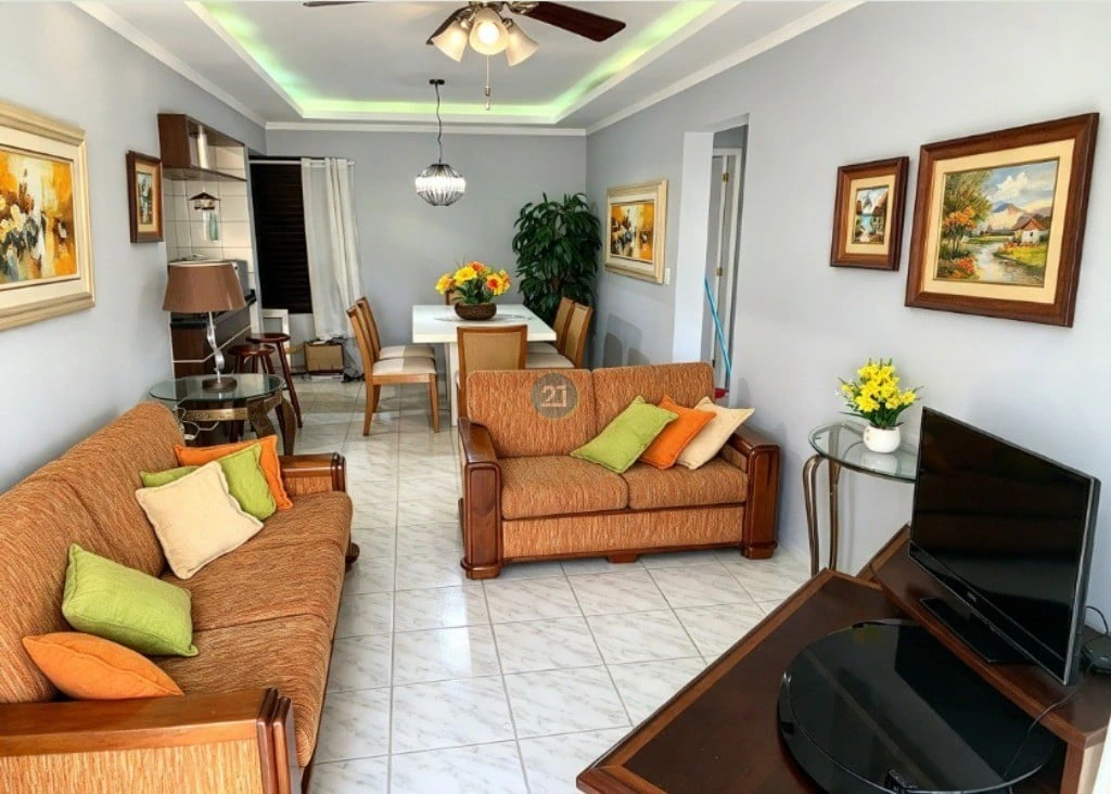 Glass-enclosed balcony in a 3-bedroom apartment, 98 m²