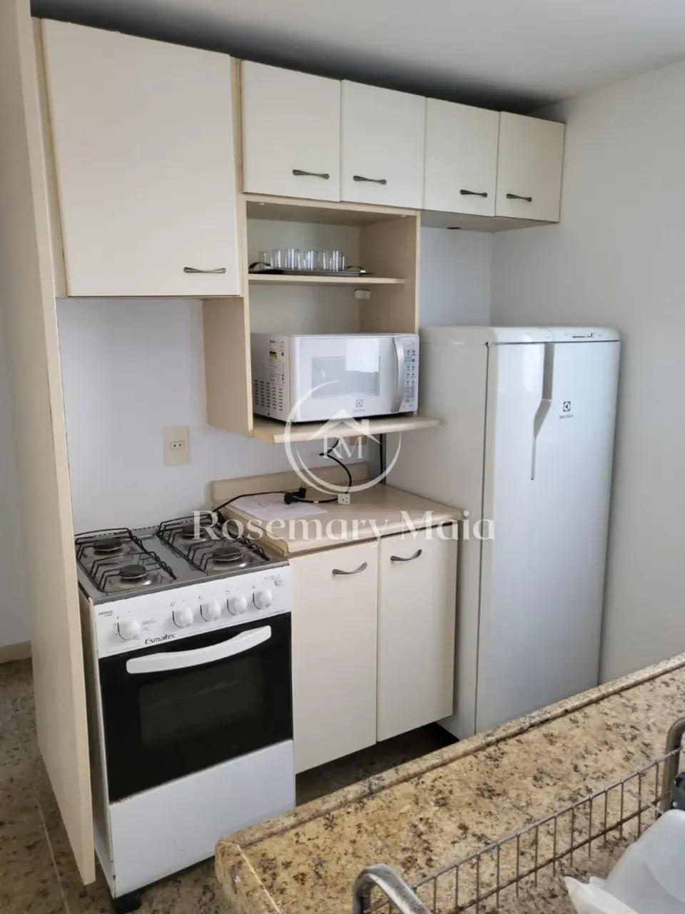 Furnished 1-bedroom apartment with open-plan kitchen — photo 2