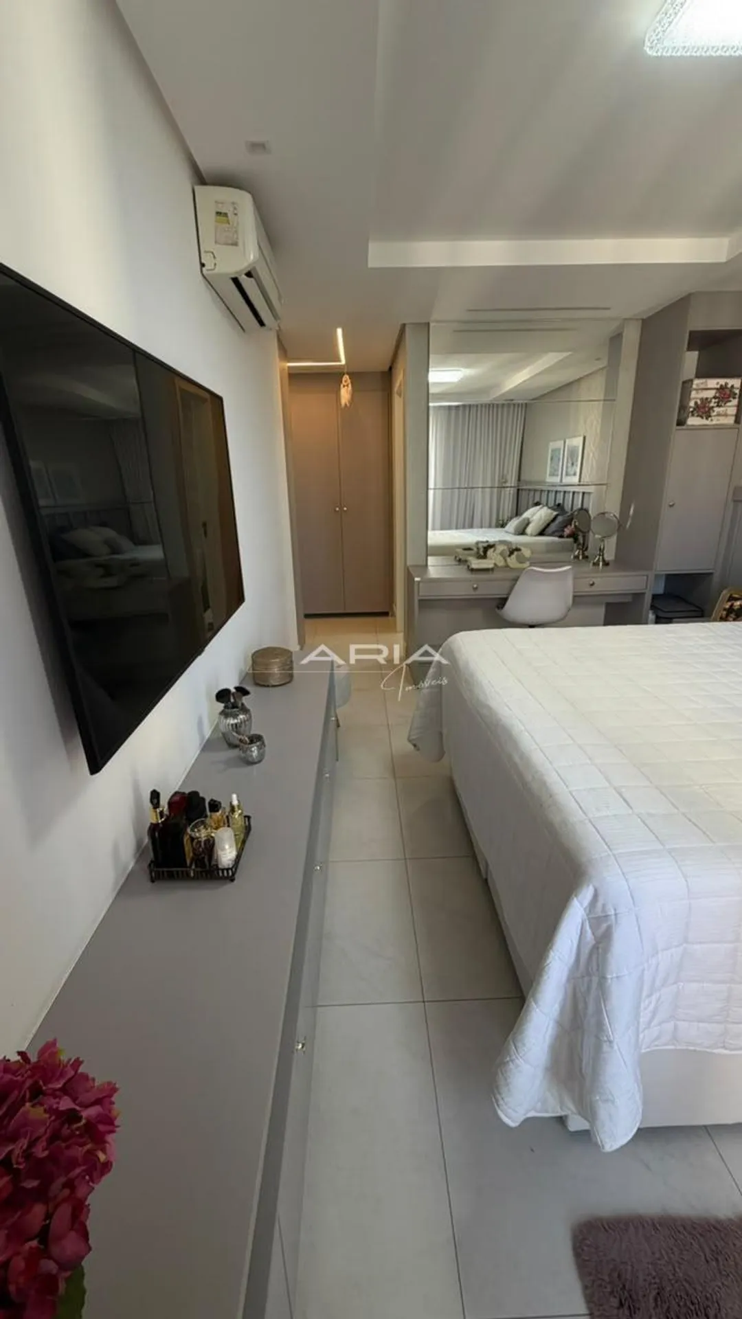 One-bedroom apartment with a glass-enclosed balcony — photo 10