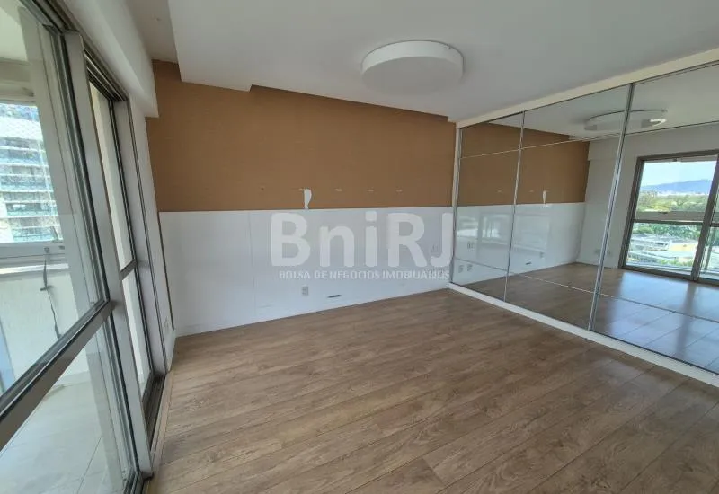 Apartment with 4 bedrooms and a glass balcony — photo 24