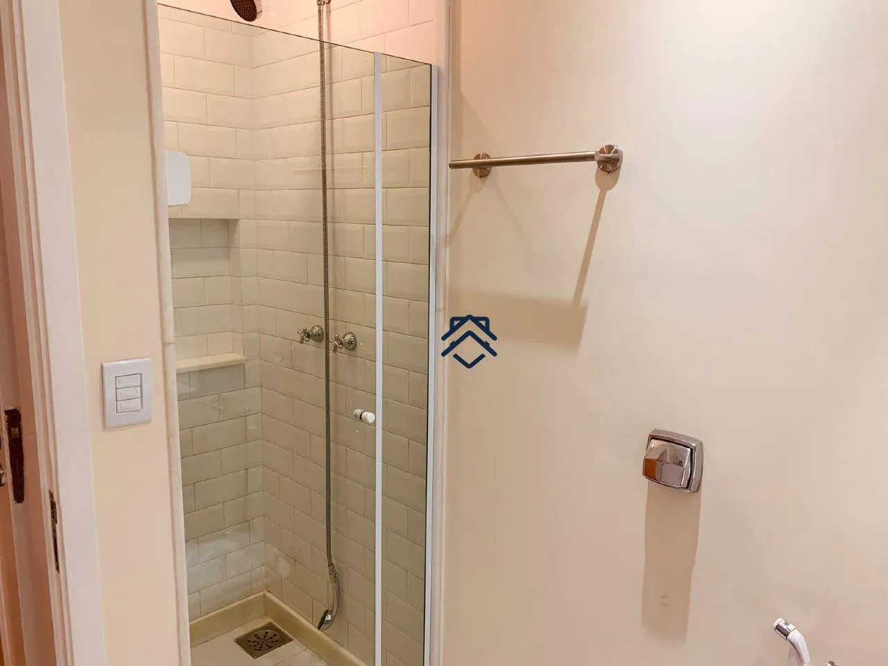 Walk-in closet in a 4-bedroom apartment, 180 m² — photo 12