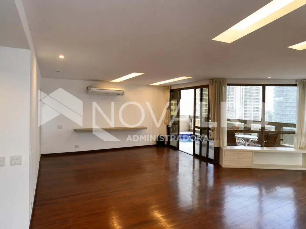 4-bedroom apartment with enclosed glass balcony — photo 5