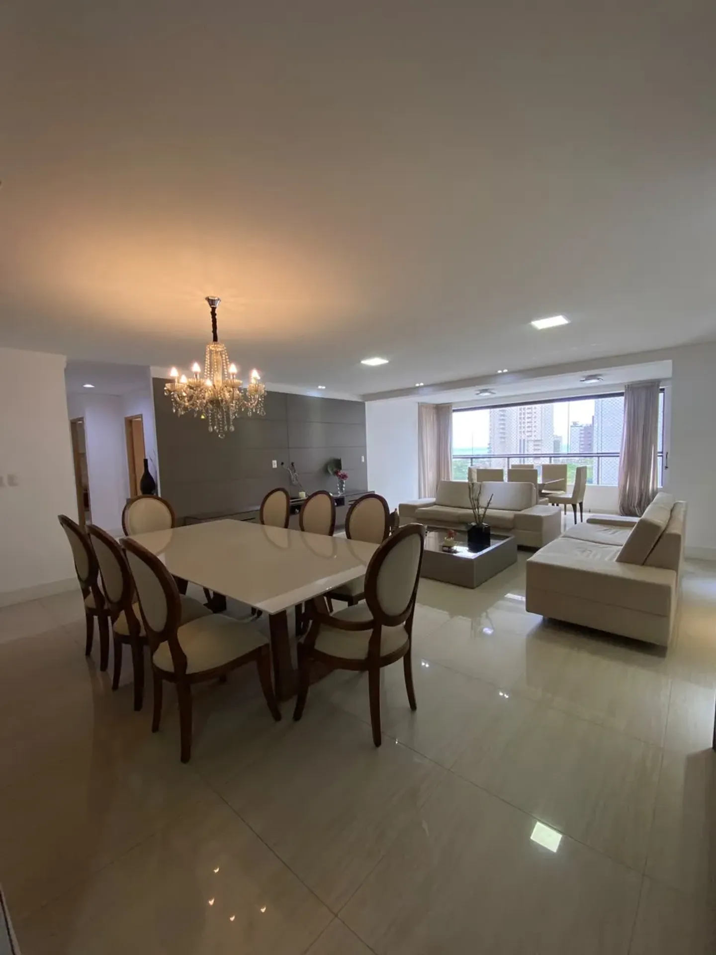 Камін та 3 спальні: квартира 216 м²