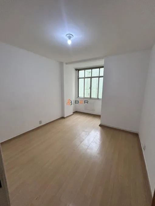 3-bedroom apartment with wood or laminate floors — photo 8
