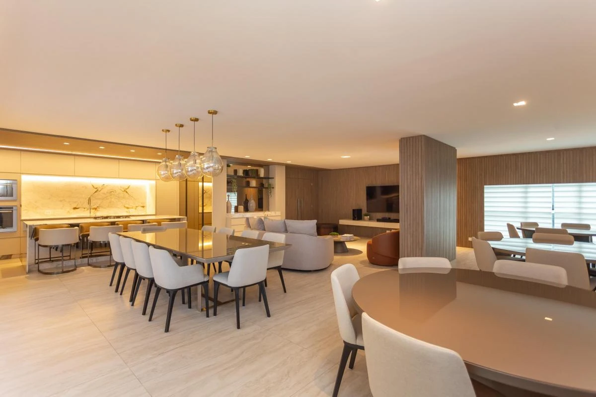 Glass-enclosed balcony in a 3-bedroom apartment, 297 m² — photo 22