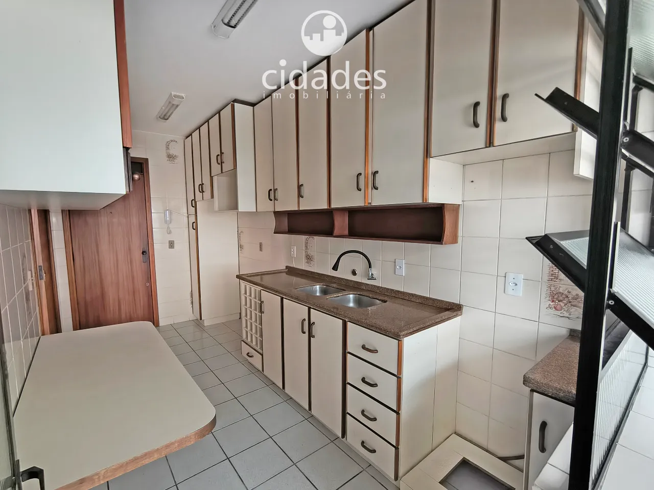 3-bedroom apartment, 1 with its own bathroom, 104 m² — photo 2