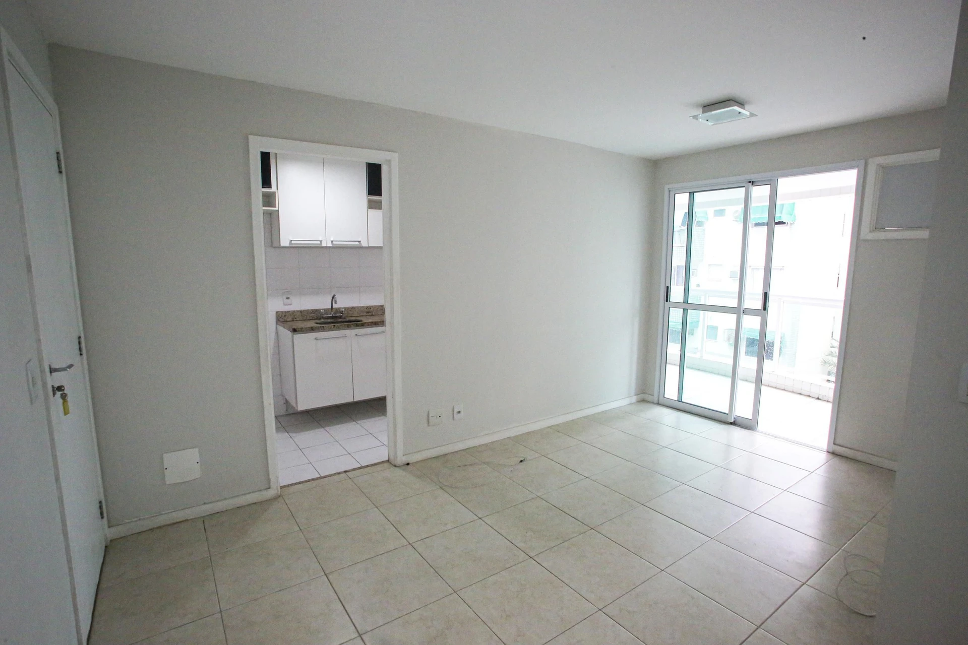 Balcony with a grill in a 2-bedroom apartment, 60 m² — photo 2
