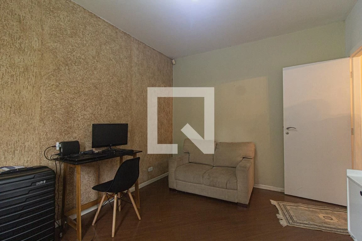 3-bedroom house with a walk-in closet in Curitiba — photo 16