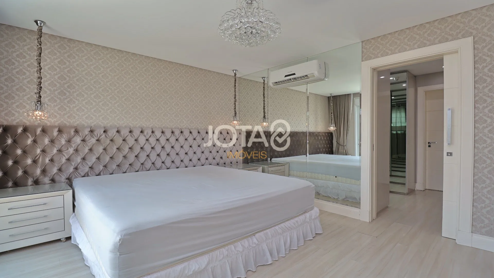 House of 310 m² with 3 en-suite bedrooms and private BBQ — photo 29