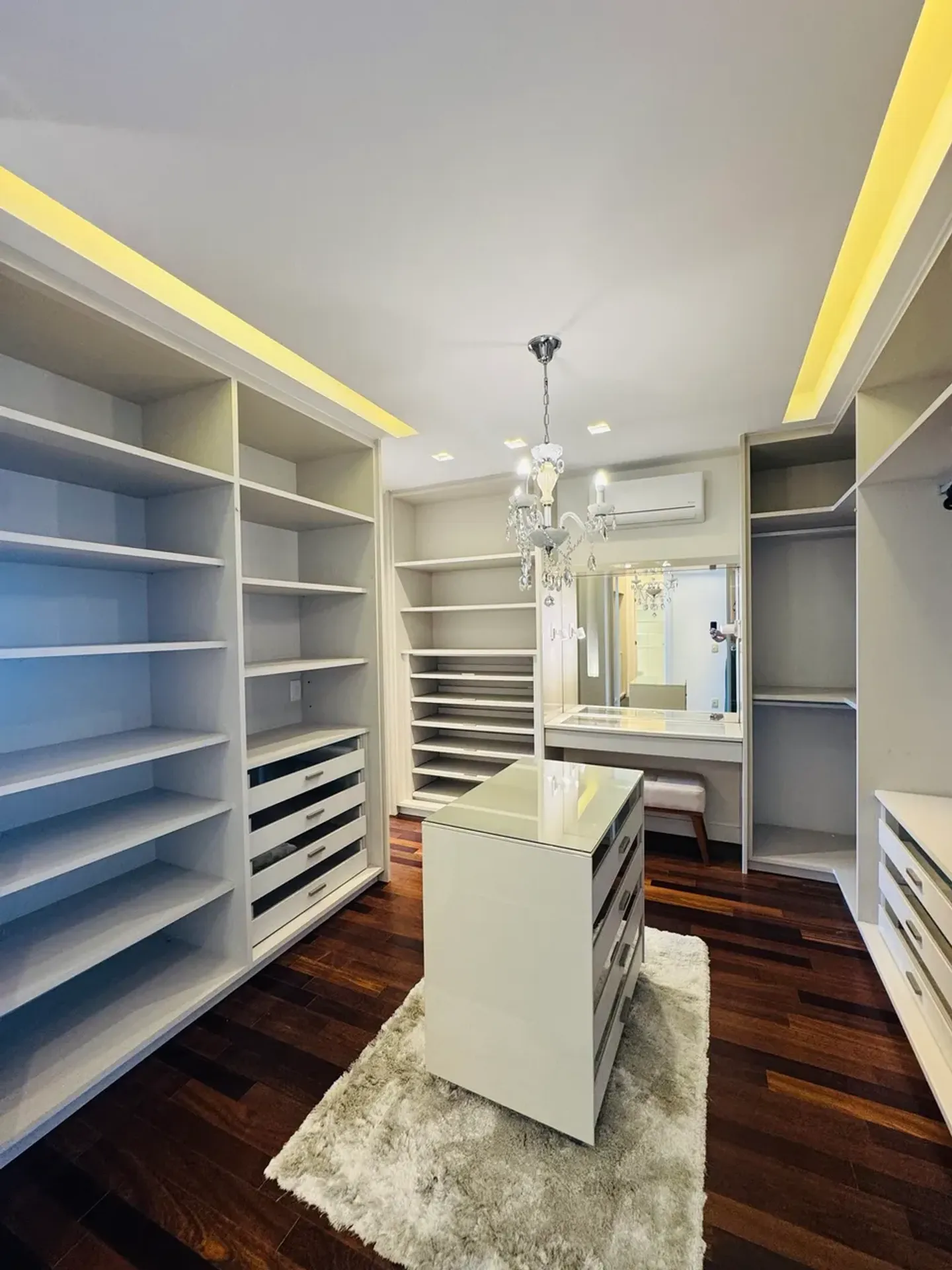 Furnished apartment, 295 m², with floor-to-ceiling windows — photo 3