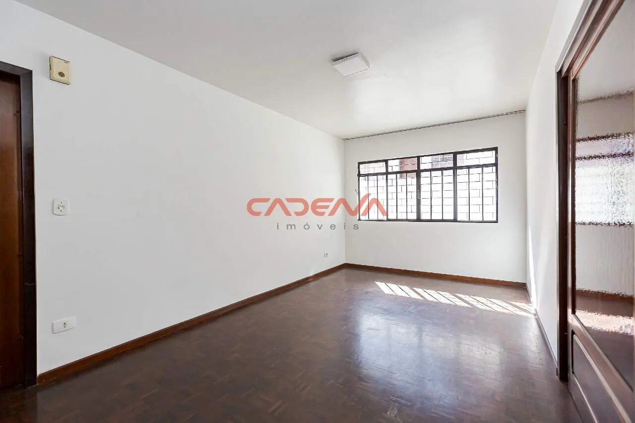 House with 3 bedrooms and built-in kitchen cabinets — photo 3