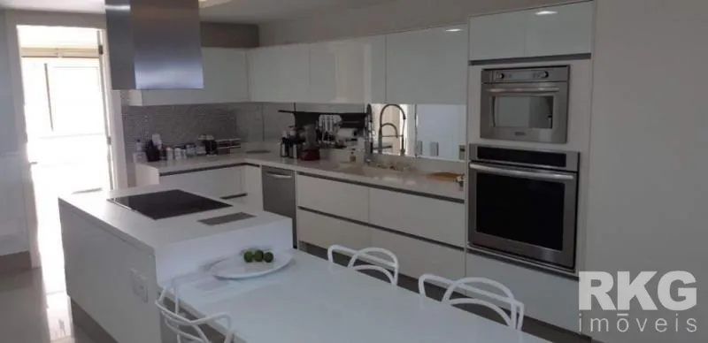 Unfurnished 4-bedroom apartment with 5 bathrooms — photo 26