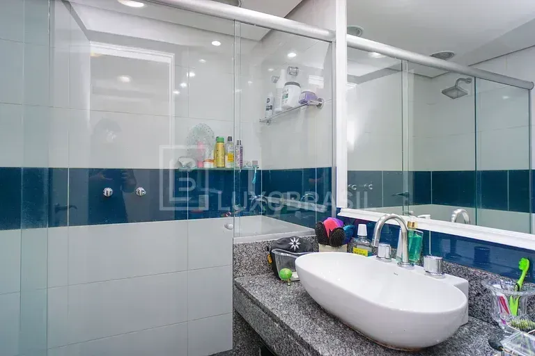 Furnished 4-bedroom apartment with 245 m² — photo 18