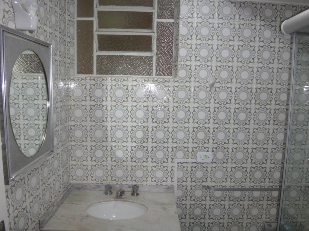 Apartamento de 2 quartos com piso de madeira ou laminado